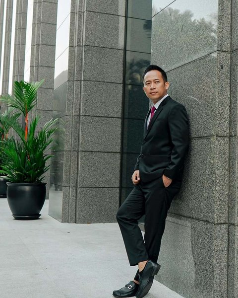 Denny Wahyudi, atau yang akrab disapa Denny Cagur, memulai karirnya di industri hiburan bersama grup lawak Cagur (Calon Guru). Di awal 2000-an, Denny dan teman-temannya mulai dikenal publik lewat ajang lawak di TV yang kemudian melejitkan nama mereka. Dengan karakter kocak, lelucon segar, dan gerakan enerjik khas Denny, ia cepat merebut hati penonton Indonesia.