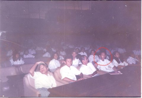 Dalam salah satu unggahan di Instagram, Denny nggak lupa mengenang momen 30 tahun lalu, saat pertama kali dia datang ke Gedung DPR sebagai siswa. Di caption-nya, Denny menulis, "Hidup emang penuh keajaiban, semuanya tempe alias gak ada yang tahu. Ini foto pertama kali datang tahun 1994 untuk kunjungan, datang kedua kali tahun 2024 untuk dilantik."