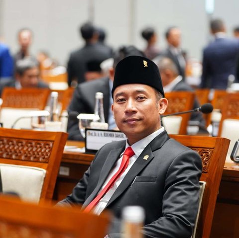 Dikutip dari Instagram, kegiatan pertama Denny Cagur adalah ikut Rapat Dengar Pendapat Komisi X DPR RI bareng KONI, KOI, dan KORMI. Dia mengapresiasi atlet dan semua pihak yang berjuang untuk kemajuan olahraga Indonesia, baik yang tampil di lapangan maupun yang kerja di belakang layar. Caption yang Denny tulis, "Komisi X DPR RI Rapat Dengar Pendapat dengan Komite Olahraga Nasional Indonesia (KONI), Komite Olimpiade Indonesia (KOI), Komite Olahraga Masyarakat Indonesia (KORMI) dengan agenda mendapatkan masukan mengenai permasalahan dan isu strategis serta kebijakan bidang olahraga&hellip;"
