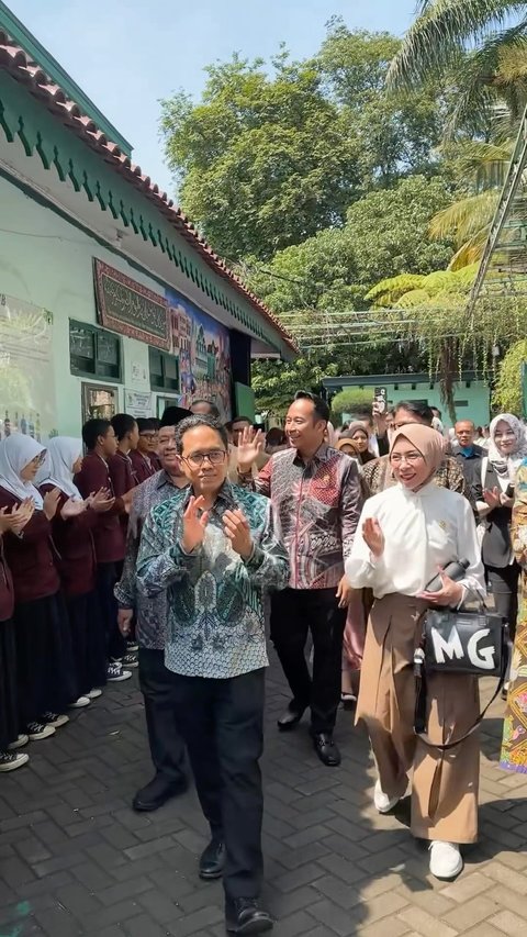 Selain soal olahraga, Denny juga terjun langsung ke lapangan. Di Instagram, dia sharing soal kunjungan kerjanya ke SMP Negeri 2 Bandung untuk bahas PPDB Zonasi dan Kurikulum Merdeka. Banyak diskusi seru dan sambutan hangat, Denny dapat banyak masukan positif.