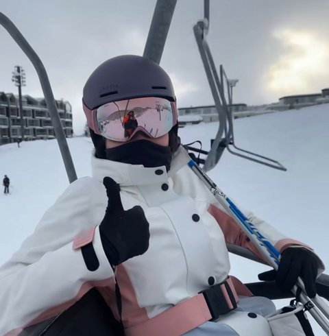 7 Potret Cantik dan Berani! Azizah Salsha Coba Ski Perdana di Niseko, Tampil Memukau Meski Terjatuh