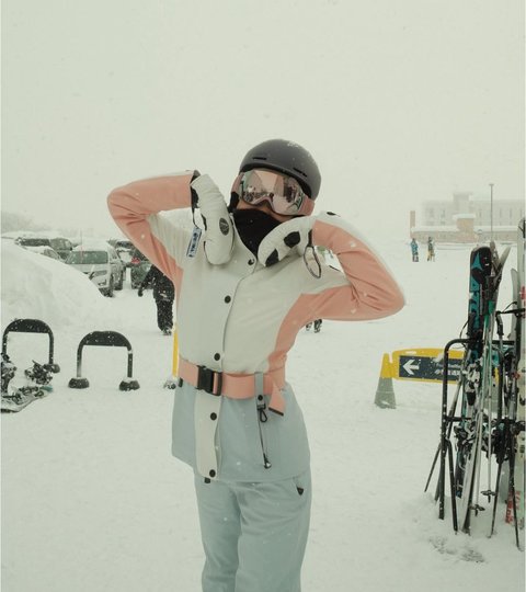 7 Potret Cantik dan Berani! Azizah Salsha Coba Ski Perdana di Niseko, Tampil Memukau Meski Terjatuh
