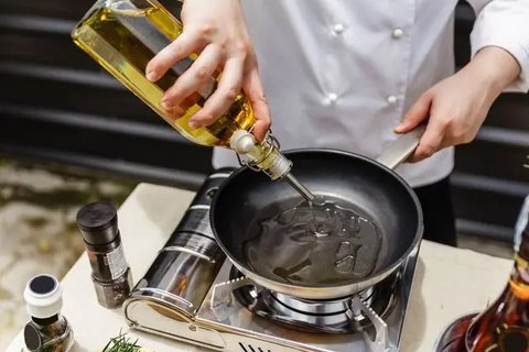 Semangkuk cireng kuah pedas. (Liputan6.com/IG/al.rasyi.kitchen)