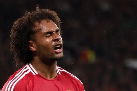 Penyerang Manchester United, Joshua Zirkzee, kanan, digantikan Kobbie Mainoo selama pertandingan Liga Primer Inggris antara Manchester United dan Newcastle di stadion Old Trafford di