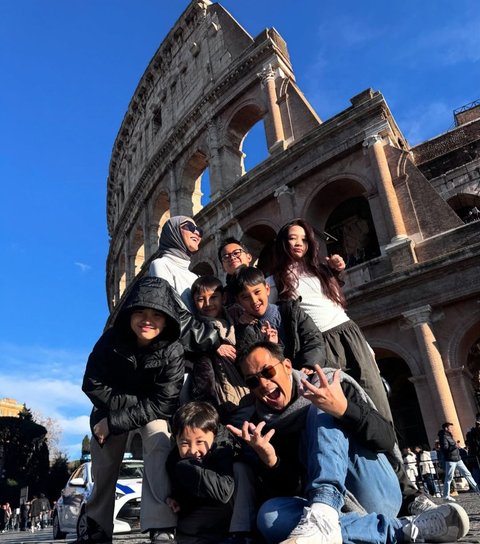 Dalam unggahan di akun Instagram pasangan tersebut, terlihat momen kebersamaan keluarga mereka saat mengunjungi Colosseum, ikon bersejarah di Roma, Italia.