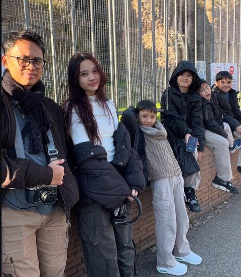 Ia turut mengungkapkan rasa syukurnya karena anak-anaknya dapat merasakan pengalaman tadabur alam ke Roma di usia yang masih muda, sebuah kesempatan berharga yang penuh pembelajaran.