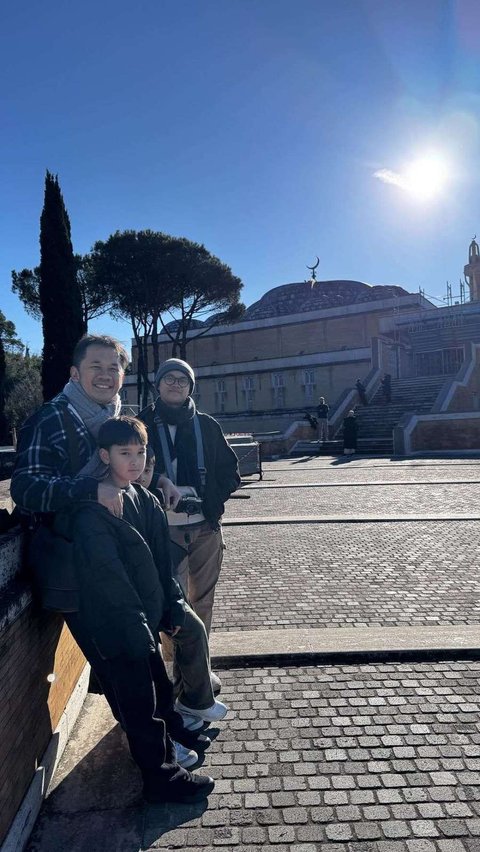 Dikenal sebagai kota Katolik, Hanung Bramantyo dan putra-putranya melaksanakan ibadah Salat Jumat di Masjid Centro Cultural Islamic D'Italiano di Roma, Italia, yang juga merupakan salah satu masjid terbesar di Eropa.