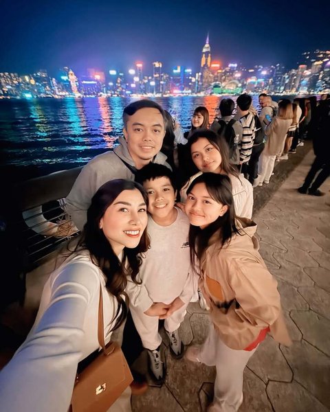 Menariknya, Nisya Ahmad juga berangkat liburan bareng mantan suami, Andika Rosadi. Meski bukan lagi suami istri, mereka tetap orangtua bagi ketiga buah hatinya.