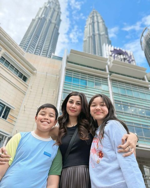 Potret liburan Nisya memancarkan aura kebahagiaan. Wajah ceria anak-anaknya dan senyum Nisya yang lepas menjadi bukti nyata kehangatan mereka.