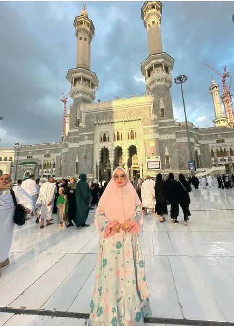 Artis Pilih Laksanakan Umrah di Penghujung Tahun 2024. [@ayutingting92]