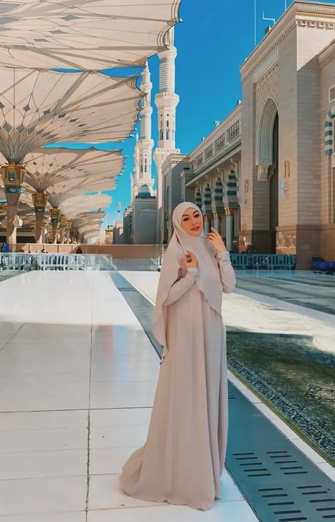 Artis Pilih Laksanakan Umrah di Penghujung Tahun 2024. [@ayutingting92]