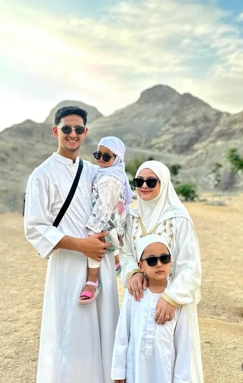 Artis Pilih Laksanakan Umrah di Penghujung Tahun 2024. [@ayutingting92]