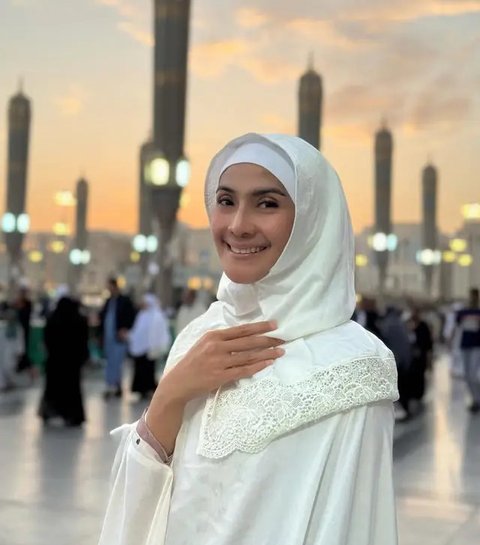 Artis Pilih Laksanakan Umrah di Penghujung Tahun 2024. [@ayutingting92]