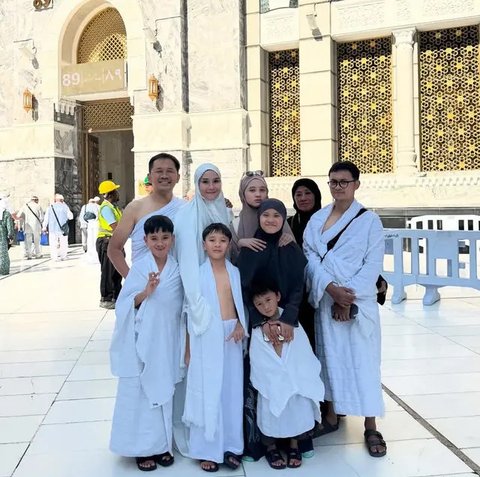 Artis Pilih Laksanakan Umrah di Penghujung Tahun 2024. [@ayutingting92]