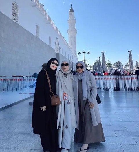 Artis Pilih Laksanakan Umrah di Penghujung Tahun 2024. [@ayutingting92]