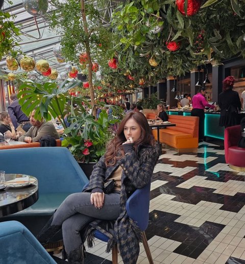 7 Potret Gaya Elegan Wulan Guritno saat Liburan di London Bareng Anak yang Jadi Sorotan
