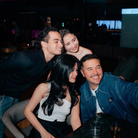 7 Potret Kebersamaan Prilly Latuconsina dan Omara Esteghlal dari Pakai Baju Bucin - Liburan Bareng, Go Public?