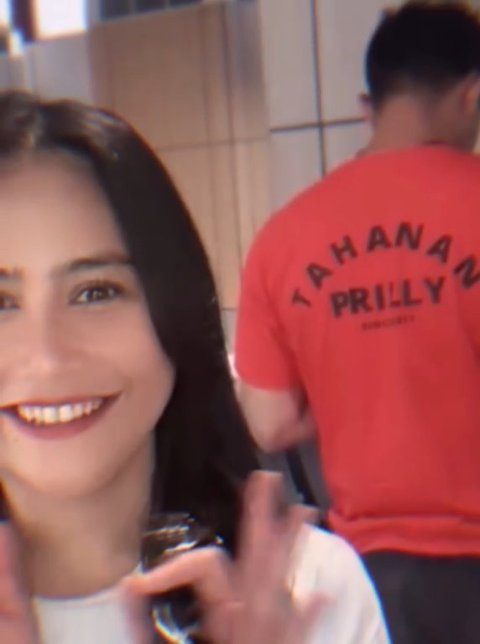 7 Potret Kebersamaan Prilly Latuconsina dan Omara Esteghlal dari Pakai Baju Bucin - Liburan Bareng, Go Public?