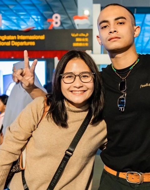 7 Potret Kebersamaan Prilly Latuconsina dan Omara Esteghlal dari Pakai Baju Bucin - Liburan Bareng, Go Public?