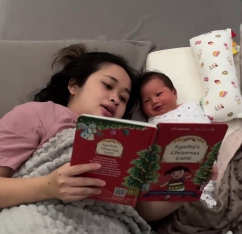 Momen Gemas Baby Agatha Menyimak Gritte Agatha saat Membacakan Buku