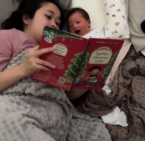 Momen Gemas Baby Agatha Menyimak Gritte Agatha saat Membacakan Buku