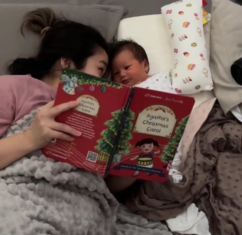 Momen Gemas Baby Agatha Menyimak Gritte Agatha saat Membacakan Buku