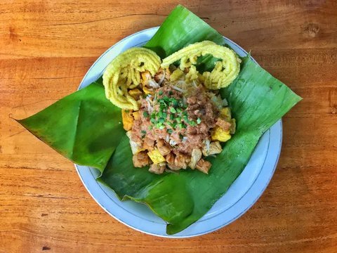 Sepiring ketan serundeng kelapa pedas manis. (Liputan6.com/IG/masakan.endul)