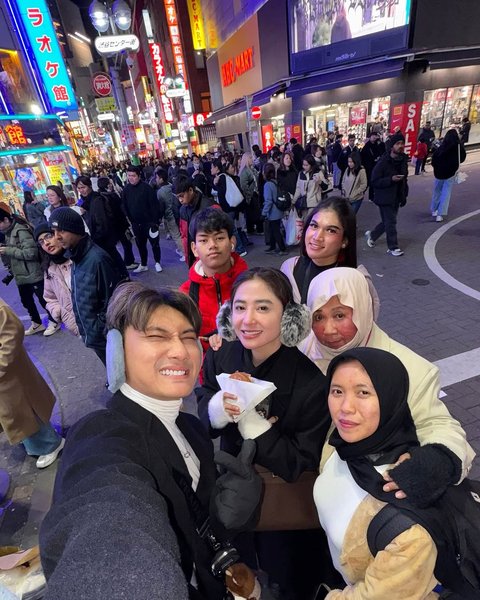 Momen Dewi Perssik Ajak Keluarga Liburan Akhir Tahun ke Shibuya