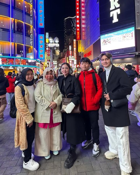 Momen Dewi Perssik Ajak Keluarga Liburan Akhir Tahun ke Shibuya