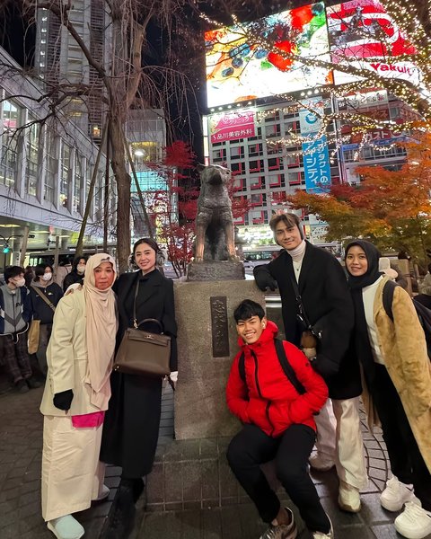 Momen Dewi Perssik Ajak Keluarga Liburan Akhir Tahun ke Shibuya