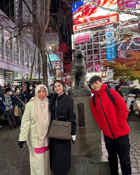 Momen Dewi Perssik Ajak Keluarga Liburan Akhir Tahun ke Shibuya