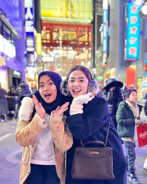 Momen Dewi Perssik Ajak Keluarga Liburan Akhir Tahun ke Shibuya