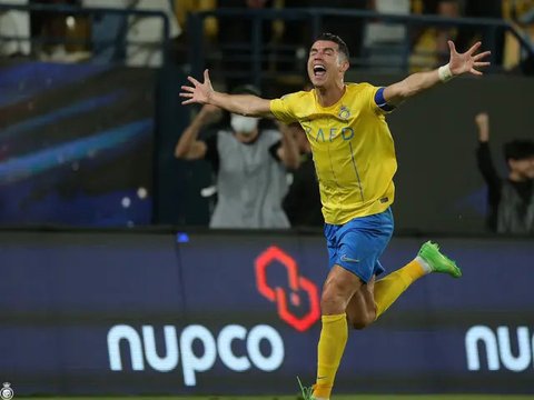 Pemain Al-Nassr, Cristiano Ronaldo melakukan selebrasi setelah mencetak gol penyeimbang 1-1 ke gawang Abha melalui ekseksusi tendangan bebas pada laga pekan ke-21 Liga Pro Arab Saudi 2022/202