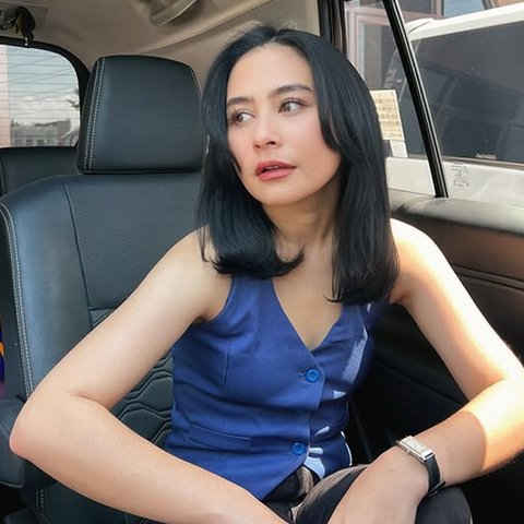 Potret Prilly Latuconsina Pakai Baju Biru Sambil Pose dengan Rambut Baru di Mobil, Cantiknya Disebut Gak Habis-habis