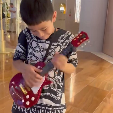 Potret Menggemaskan Rafathar Main Gitar Mungil Bergaya Bak Sang Kakek Gideon Tengker: Udah Mirip Belum?