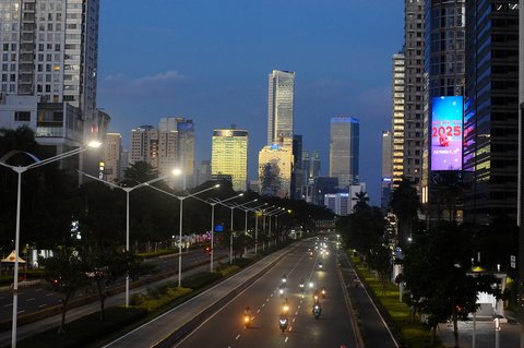 FOTO: Suasana Jalan Sudirman Mulai Ditutup untuk Perayaan Tahun Baru 2025, Cek Rekayasa Lalu Lintasnya!