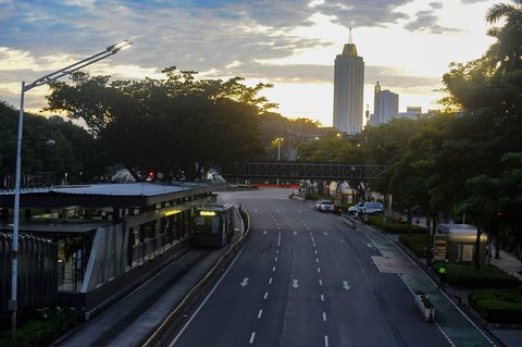 FOTO: Suasana Jalan Sudirman Mulai Ditutup untuk Perayaan Tahun Baru 2025, Cek Rekayasa Lalu Lintasnya!