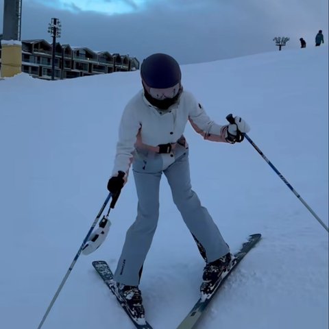 7 Potret Cantik dan Berani! Azizah Salsha Coba Ski Perdana di Niseko, Tampil Memukau Meski Terjatuh (instagram @azizahsalsha_)