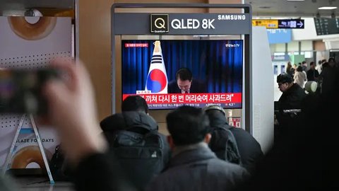 Presiden Korea Selatan Yoon Suk Yeol saat mengumumkan status darurat militer pada Selasa (3/12/2024) malam. (Dok. AFP)