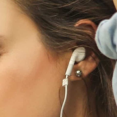 Seorang wanita alami gangguan telinga permanen akibat hobi pakai earphone. Yuk, simak fakta lengkapnya!