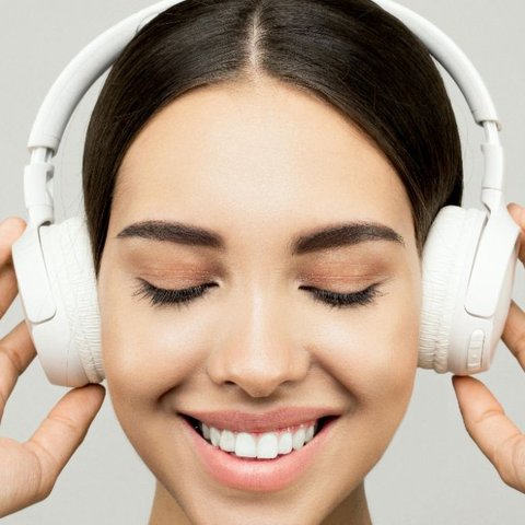 Gunakan earphone atau headphone dengan cara yang tepat agar tidak merusak kesehatan telinga dalam jangka panjang.