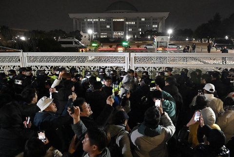 FOTO: Akhir Manis Demonstrasi  Menuntut Presiden Yoon  Mencabut Darurat Militer di Korsel