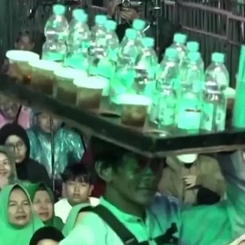 Usai Hina Penjual Es Teh, Kini Gus Miftah Upload Video Borong Dagangan Pedagang Kecil saat Berdakwah