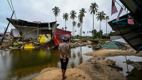 FOTO: Luluh Lantak Malaysia Diterjang Banjir Besar, Rumah hingga Jalanan Hancur