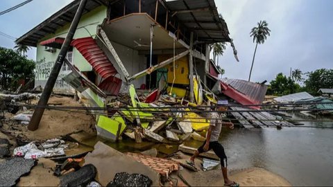 FOTO: Luluh Lantak Malaysia Diterjang Banjir Besar, Rumah hingga Jalanan Hancur