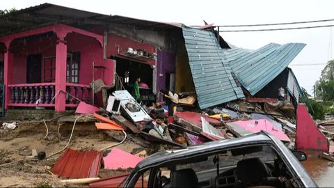 FOTO: Luluh Lantak Malaysia Diterjang Banjir Besar, Rumah hingga Jalanan Hancur