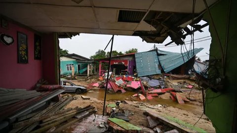 FOTO: Luluh Lantak Malaysia Diterjang Banjir Besar, Rumah hingga Jalanan Hancur