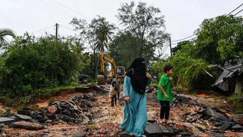 FOTO: Luluh Lantak Malaysia Diterjang Banjir Besar, Rumah hingga Jalanan Hancur