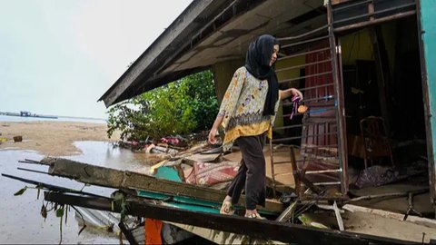 FOTO: Luluh Lantak Malaysia Diterjang Banjir Besar, Rumah hingga Jalanan Hancur