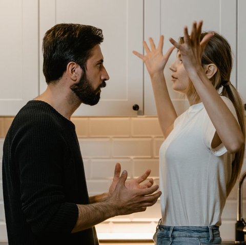 Pahami Perbedaan Bucin dan Cinta Buta Agar Tidak Terjebak dalam Hubungan yang Salah!